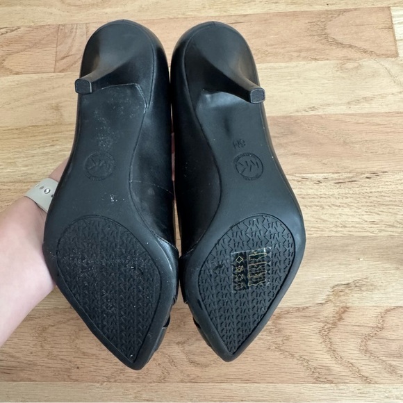 NWOB Michael Kors Black Leather Pumps Heels Size 6 - Picture 6 of 6